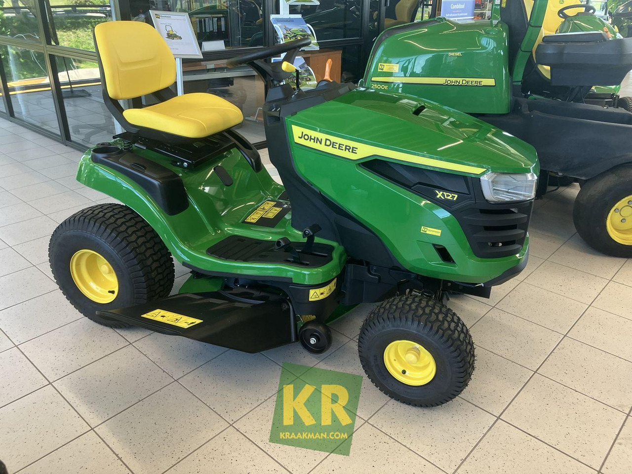 John Deere X127 - Zāles pļāvējs: foto 2 John Deere X127 - Zāles pļāvējs: foto 2