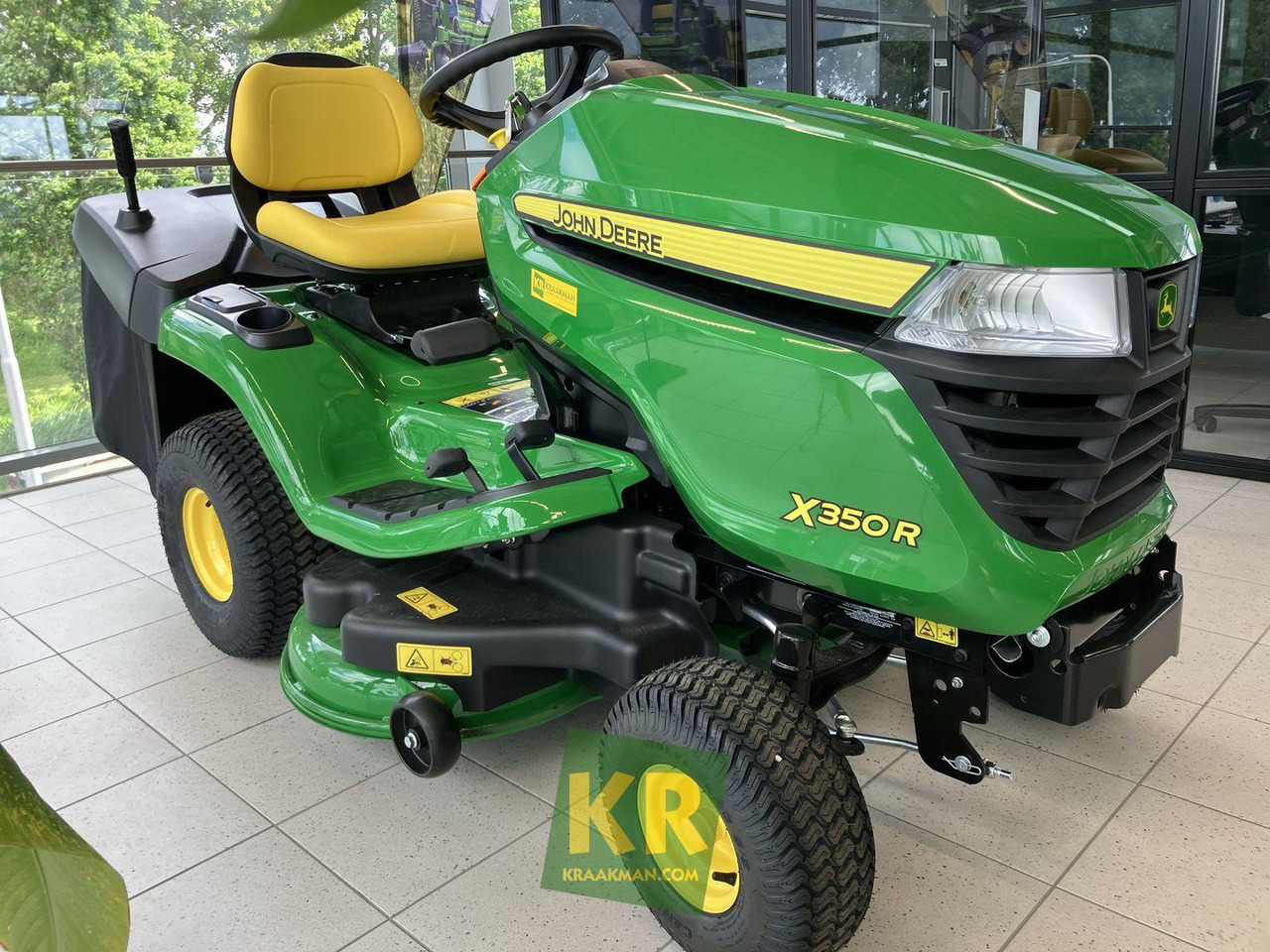 John Deere X350R - Zāles pļāvējs: foto 1 John Deere X350R - Zāles pļāvējs: foto 1