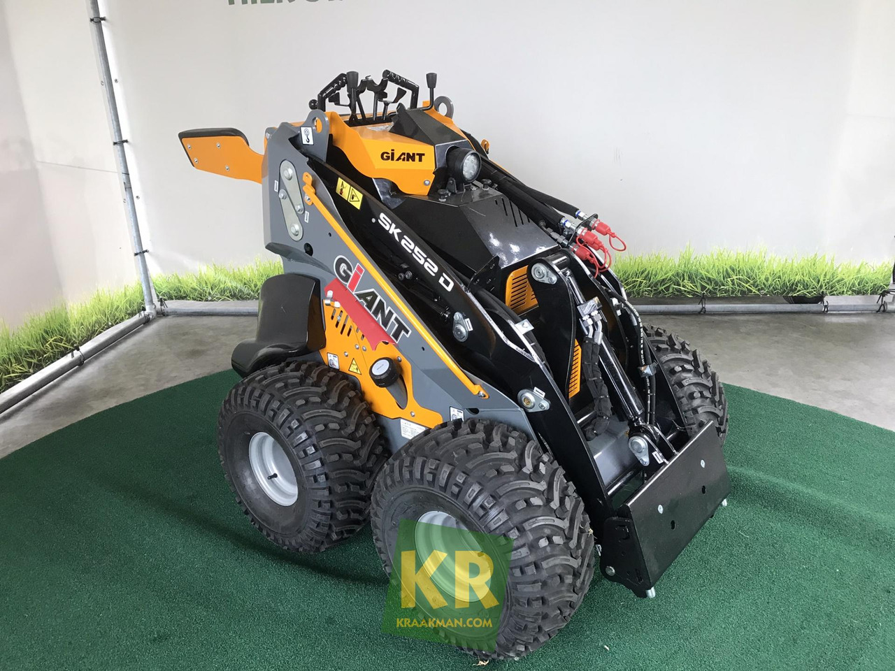 SK252D Giant - Kompaktiekrāvējs: foto 2 SK252D Giant - Kompaktiekrāvējs: foto 2