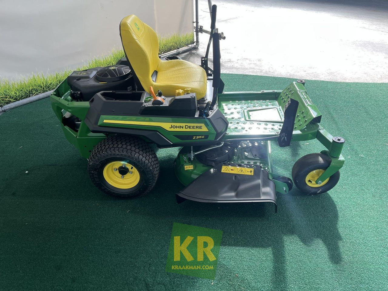 Z315E Zeroturn maaier John Deere - Zāles pļāvējs: foto 4 Z315E Zeroturn maaier John Deere - Zāles pļāvējs: foto 4