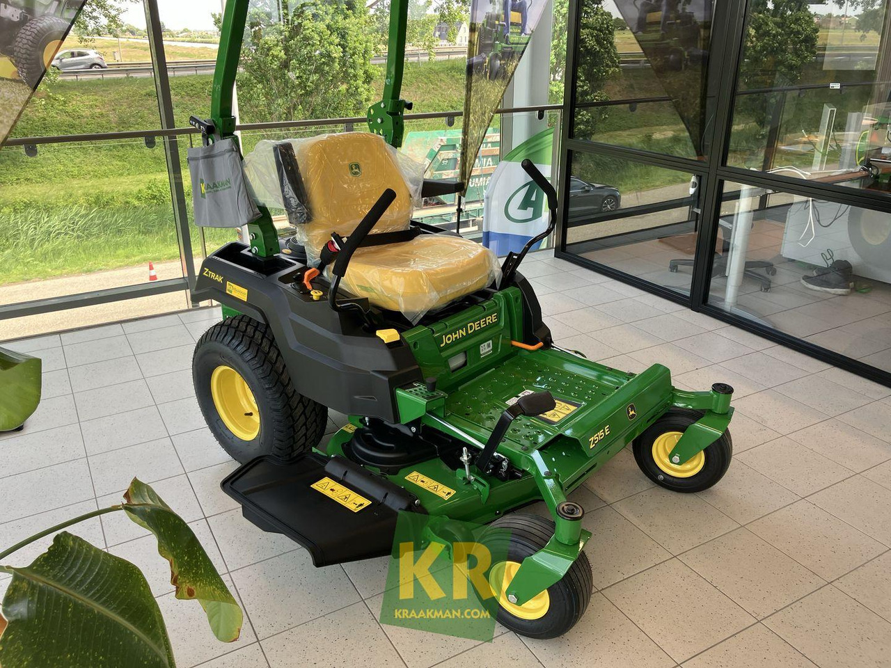Z515E ZEROTURN John Deere - Zāles pļāvējs: foto 2 Z515E ZEROTURN John Deere - Zāles pļāvējs: foto 2