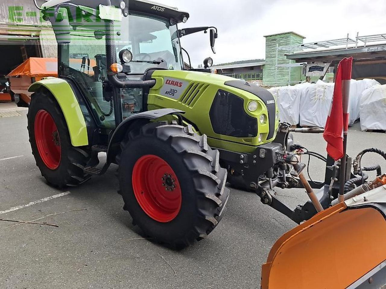 CLAAS atos 330 mit schneeschild/streuer - Traktors: foto 2 CLAAS atos 330 mit schneeschild/streuer - Traktors: foto 2