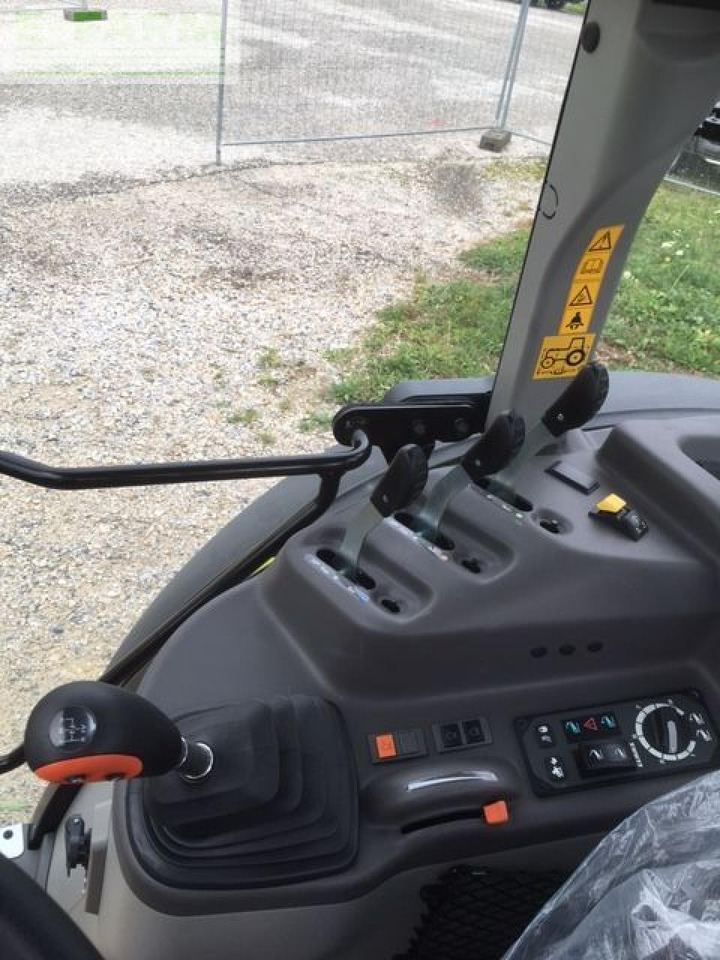 CLAAS axos 240 - Traktors: foto 4 CLAAS axos 240 - Traktors: foto 4