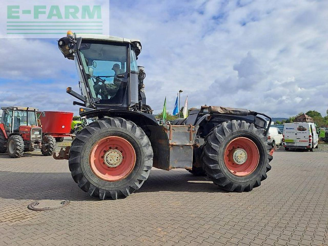 CLAAS xerion 3300 trac vc TRAC VC - Traktors: foto 1 CLAAS xerion 3300 trac vc TRAC VC - Traktors: foto 1