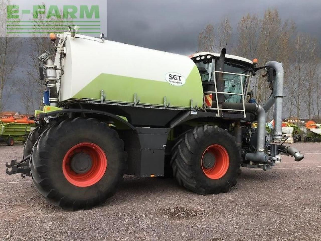CLAAS xerion 3800 saddle trac - Pašgājējmiglotājs: foto 4 CLAAS xerion 3800 saddle trac - Pašgājējmiglotājs: foto 4