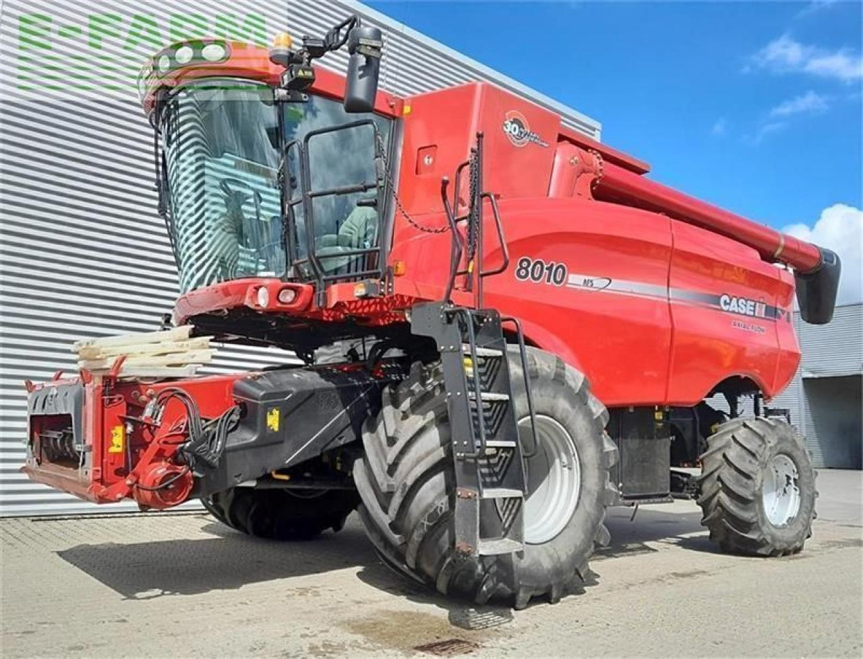 Case-IH 8010 med 30 fods skærebord - Labības kombains: foto 2 Case-IH 8010 med 30 fods skærebord - Labības kombains: foto 2