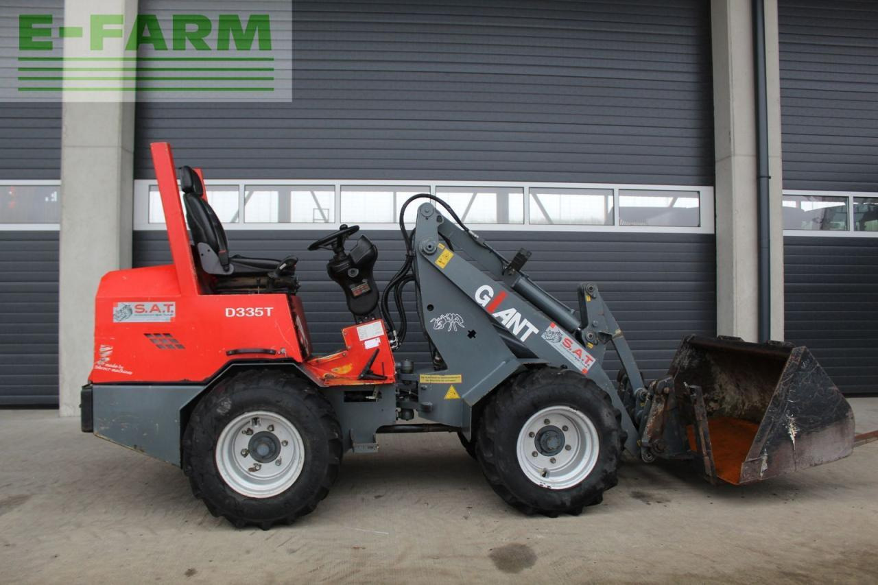 Giant hoflader d 335 t - Mini-ekskavators: foto 1 Giant hoflader d 335 t - Mini-ekskavators: foto 1