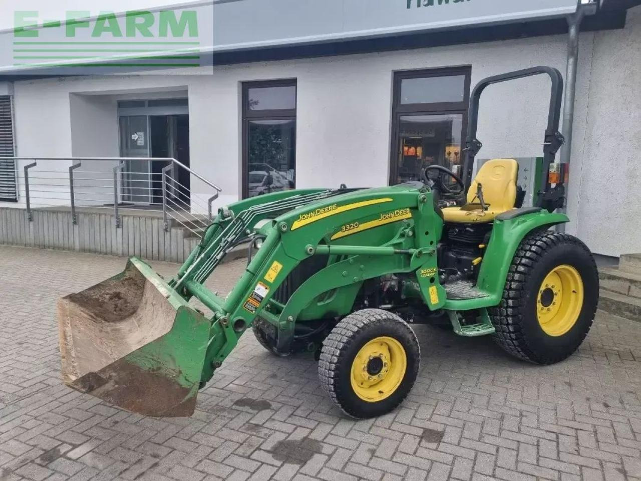 John Deere 3320 my11 - Traktors: foto 1 John Deere 3320 my11 - Traktors: foto 1
