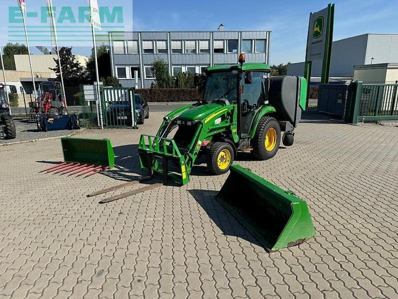 John Deere 3720 - Traktors: foto 1 John Deere 3720 - Traktors: foto 1