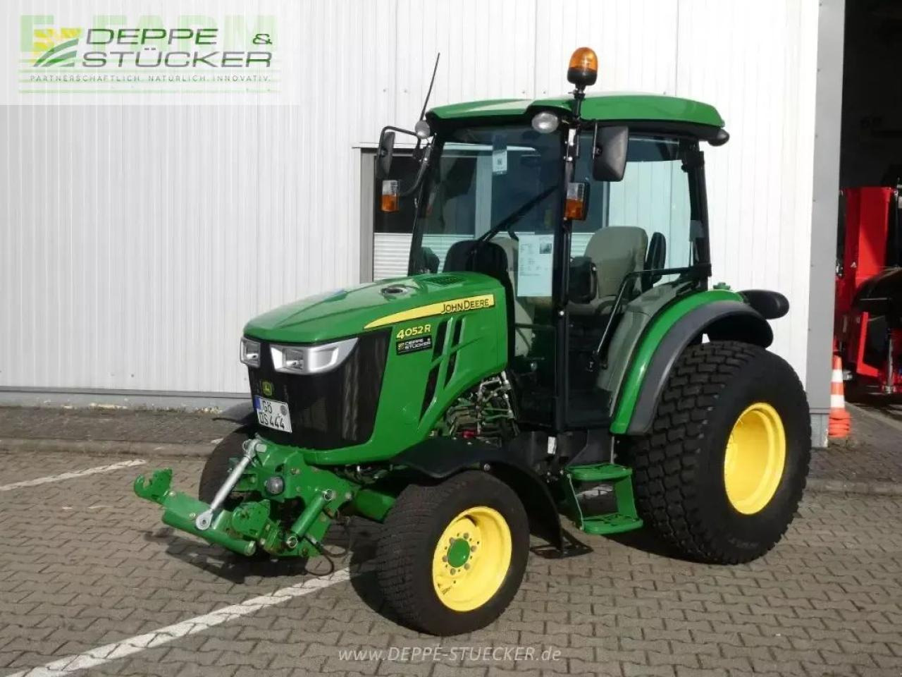 John Deere 4052r - Traktors: foto 1 John Deere 4052r - Traktors: foto 1