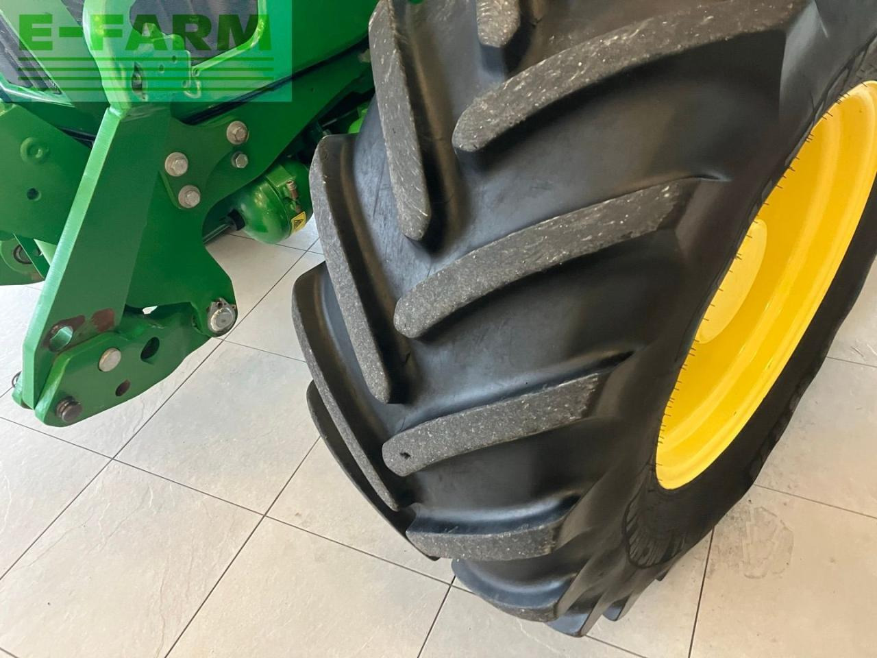 Traktors John Deere 5115R: foto 9