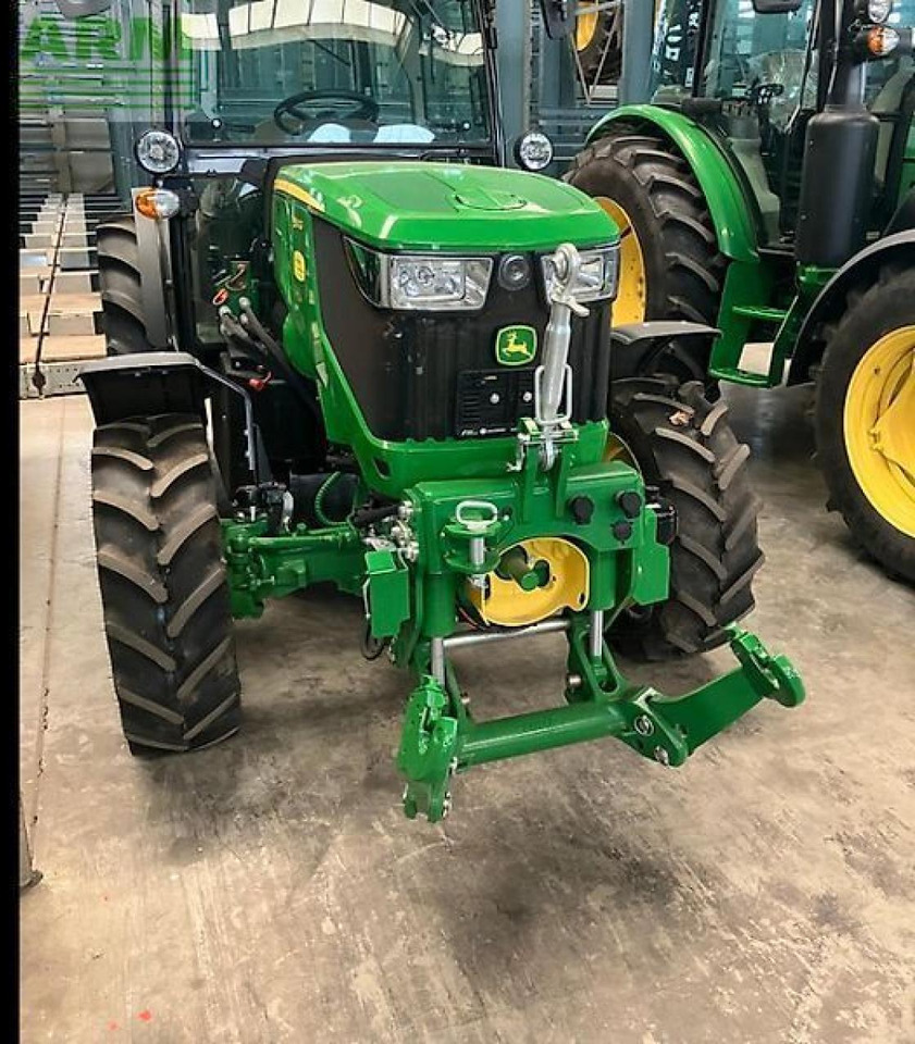 John Deere 5115gf - Traktors: foto 1 John Deere 5115gf - Traktors: foto 1