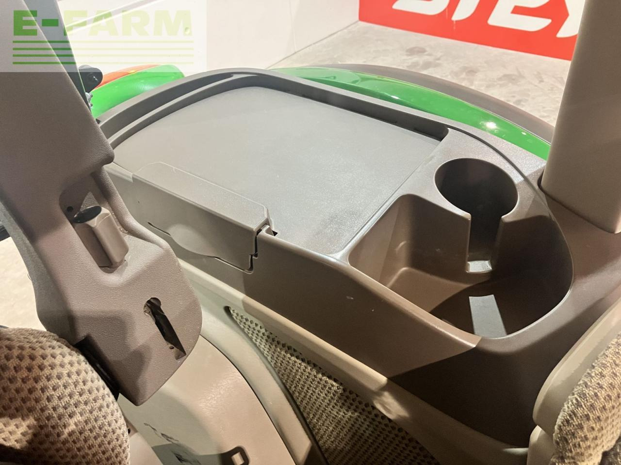 Traktors John Deere 5115r: foto 24 Traktors John Deere 5115r: foto 24