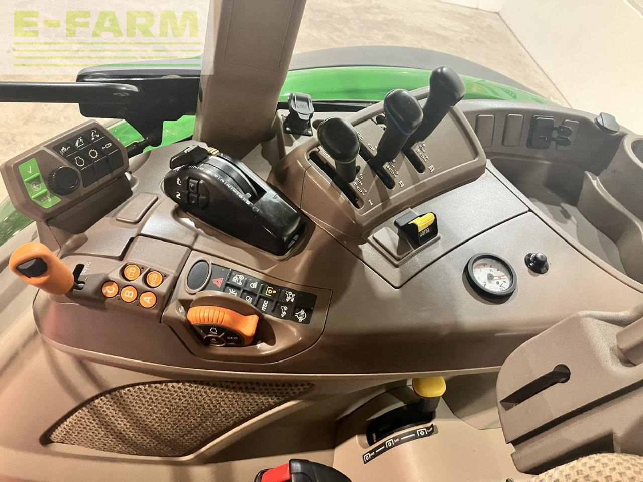 Traktors John Deere 5115r: foto 20 Traktors John Deere 5115r: foto 20