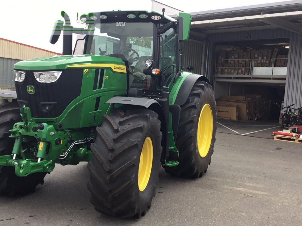 John Deere 6R215 - Traktors: foto 1 John Deere 6R215 - Traktors: foto 1