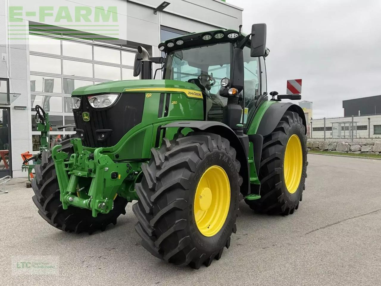 John Deere 6r 250 - Traktors: foto 1 John Deere 6r 250 - Traktors: foto 1