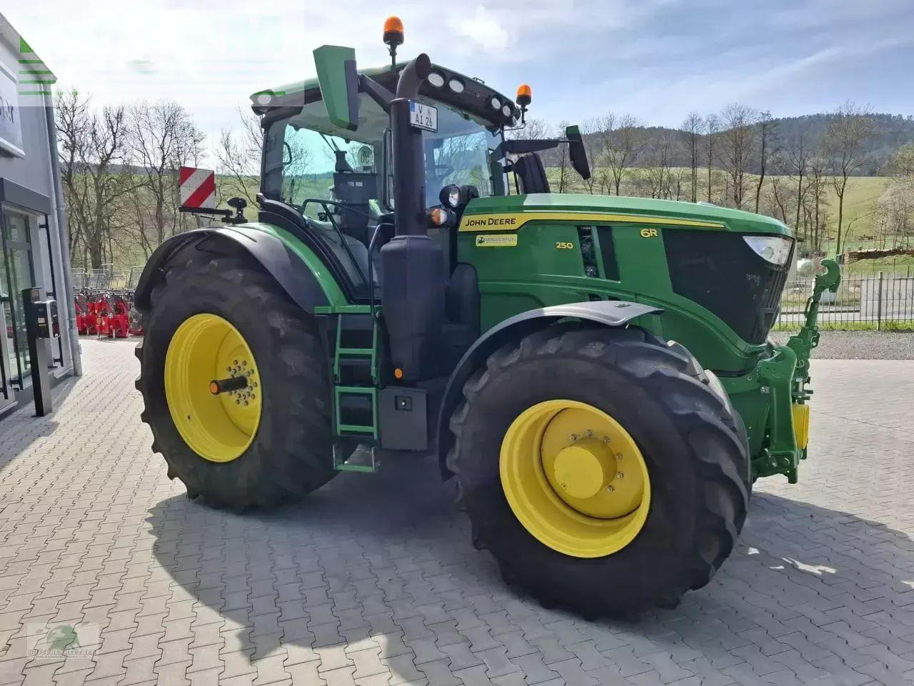 John Deere 6r 250 - command pro - Traktors: foto 3 John Deere 6r 250 - command pro - Traktors: foto 3