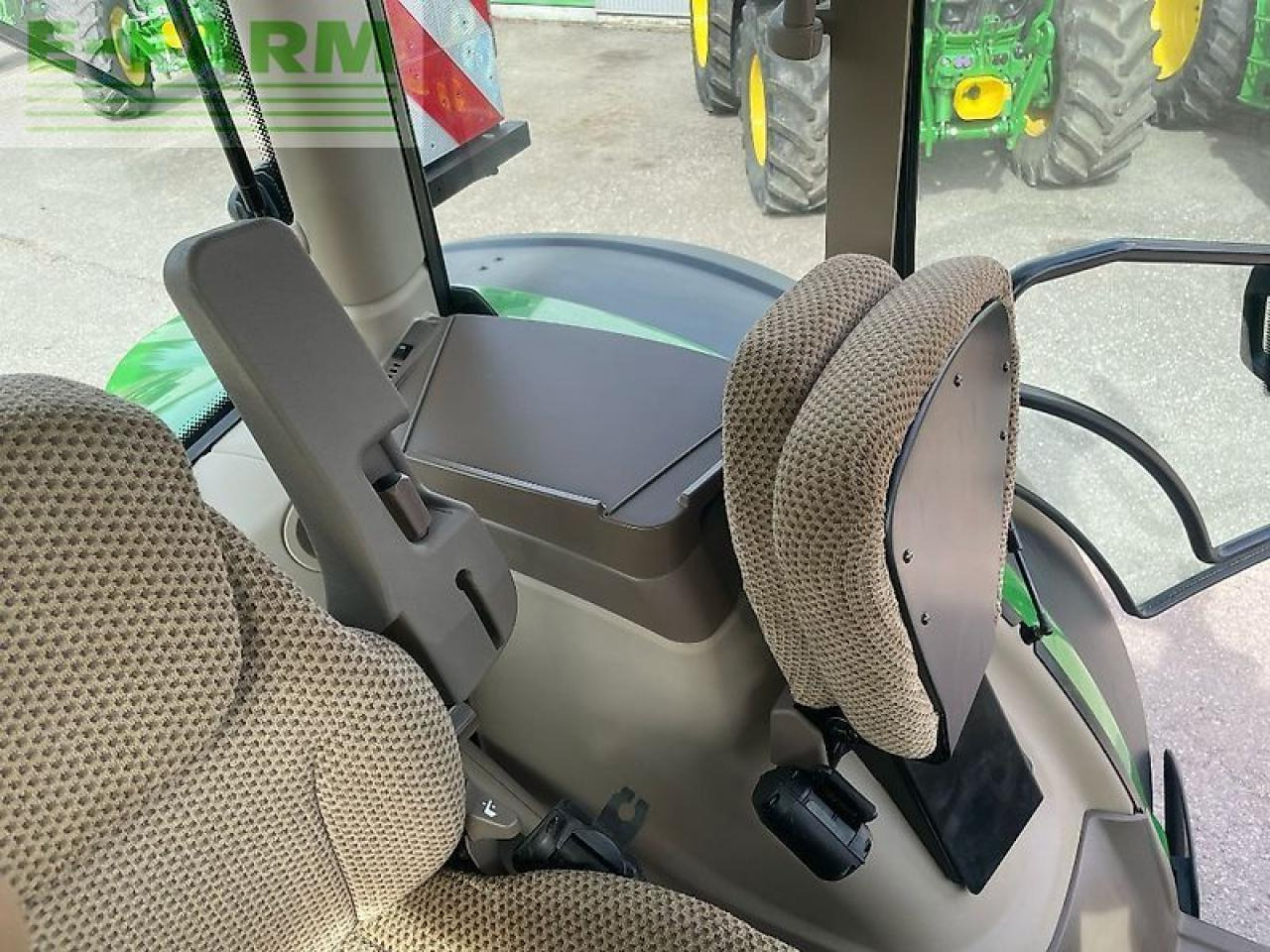 John Deere 6r215 / 6r 215 - Traktors: foto 5 John Deere 6r215 / 6r 215 - Traktors: foto 5