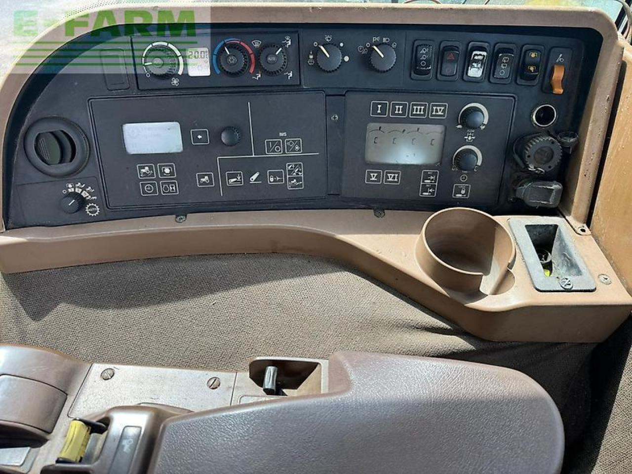 John Deere 8330 - Traktors: foto 4 John Deere 8330 - Traktors: foto 4