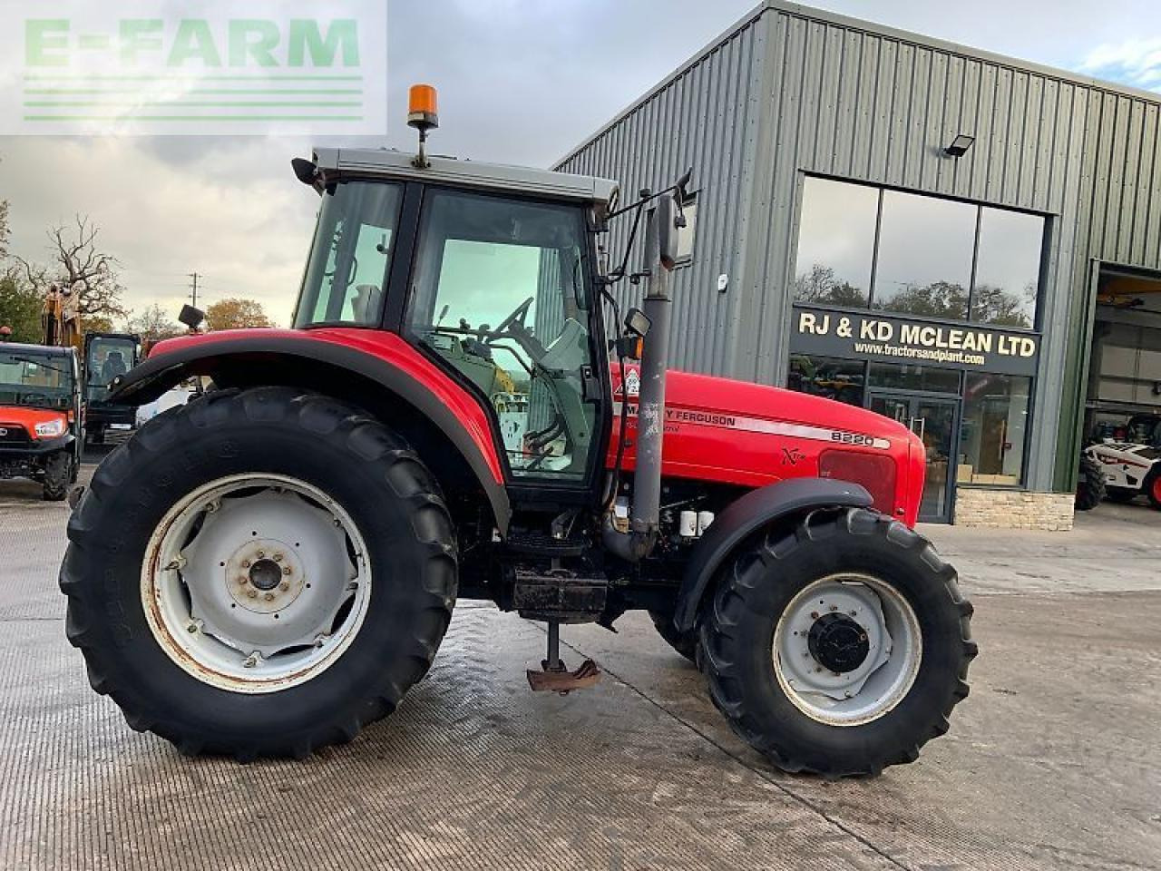 Massey Ferguson 8220 xtra power control tractor (st24304) Xtra - Traktors: foto 1 Massey Ferguson 8220 xtra power control tractor (st24304) Xtra - Traktors: foto 1