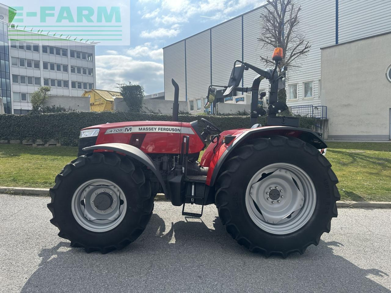 Massey Ferguson mf 4708 m plattform - Traktors: foto 3 Massey Ferguson mf 4708 m plattform - Traktors: foto 3