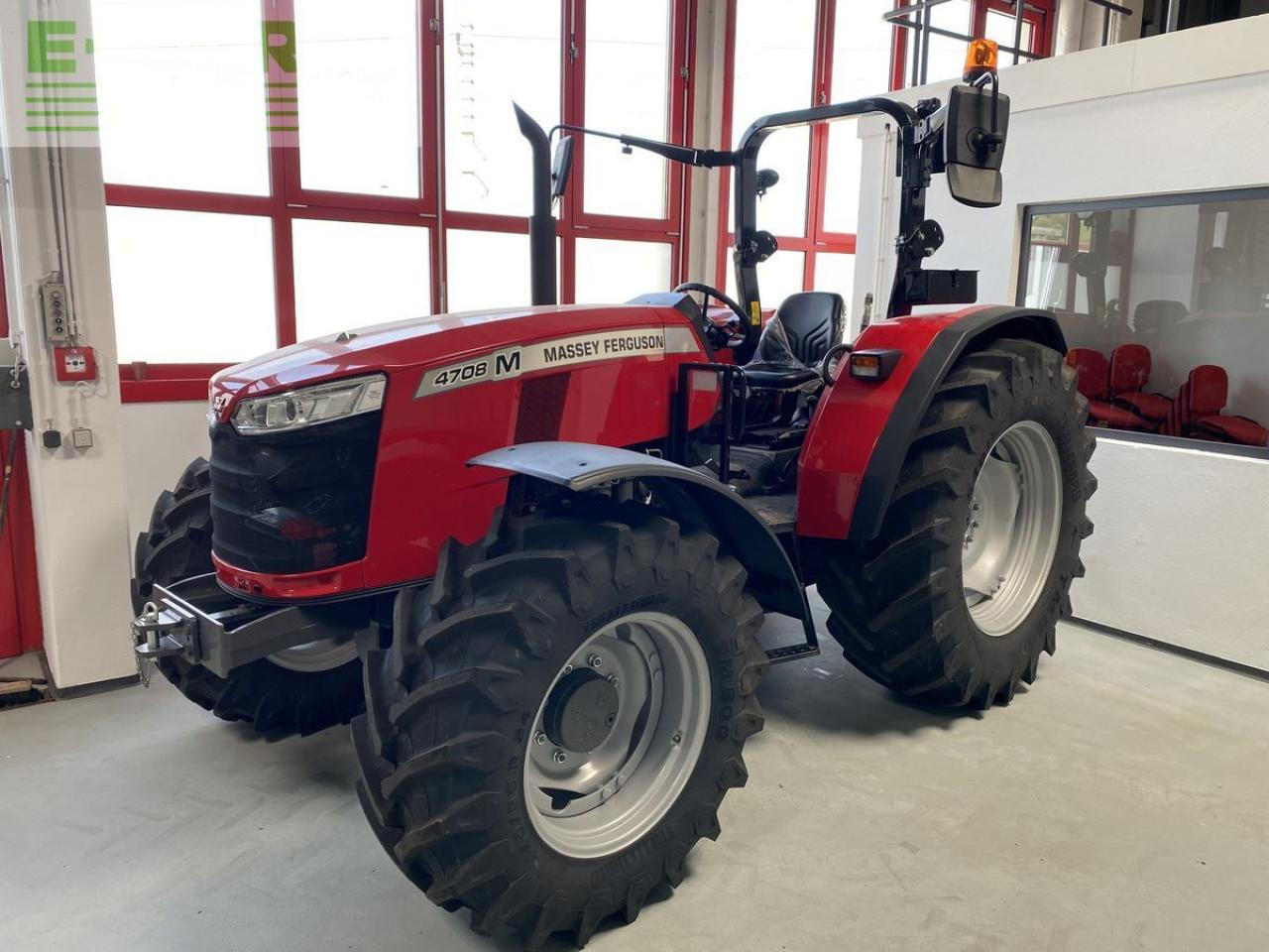 Massey Ferguson mf 4708 m plattform - Traktors: foto 1 Massey Ferguson mf 4708 m plattform - Traktors: foto 1