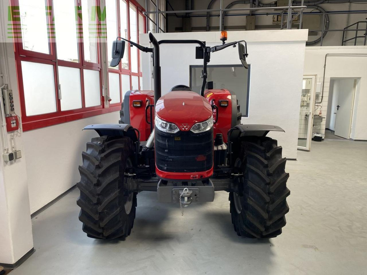 Massey Ferguson mf 4708 m plattform - Traktors: foto 2 Massey Ferguson mf 4708 m plattform - Traktors: foto 2
