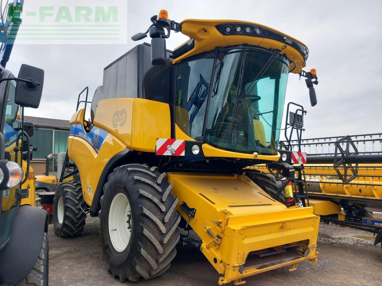 New Holland CH 7.70 - Labības kombains: foto 1 New Holland CH 7.70 - Labības kombains: foto 1
