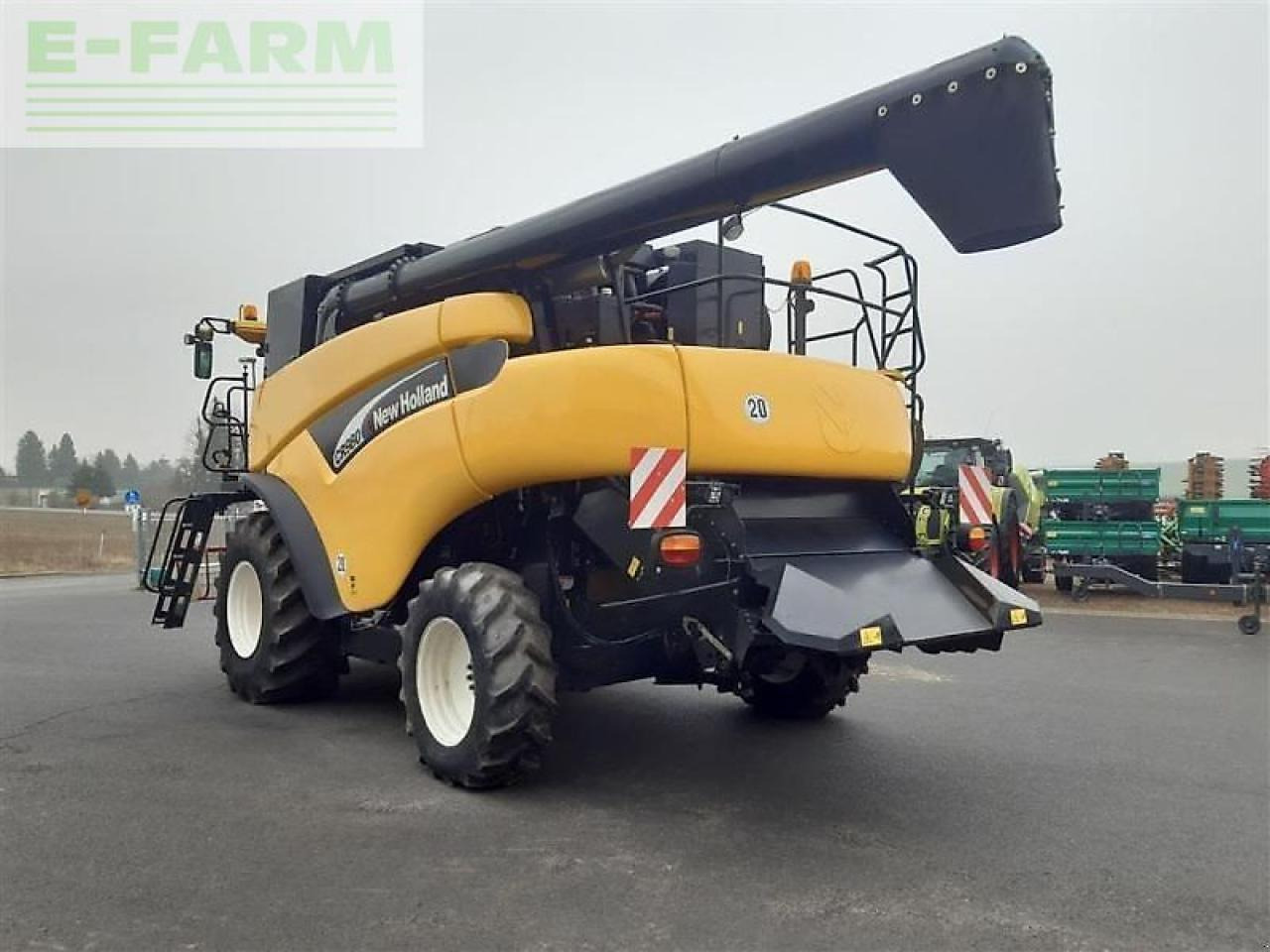 New Holland gebr. mähdrescher new holland - Labības kombains: foto 2 New Holland gebr. mähdrescher new holland - Labības kombains: foto 2