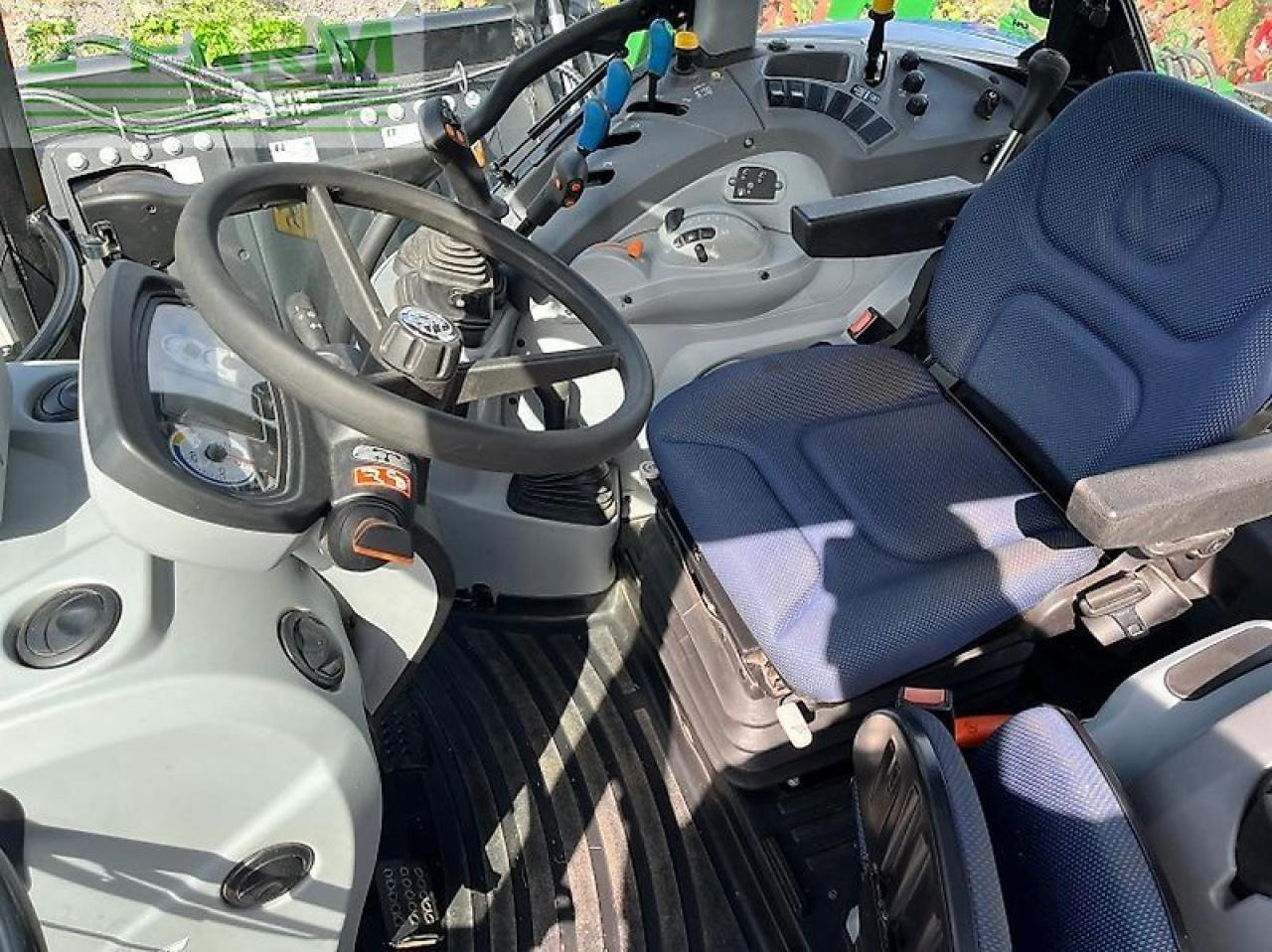 New Holland t 5.100 dc - Traktors: foto 5 New Holland t 5.100 dc - Traktors: foto 5