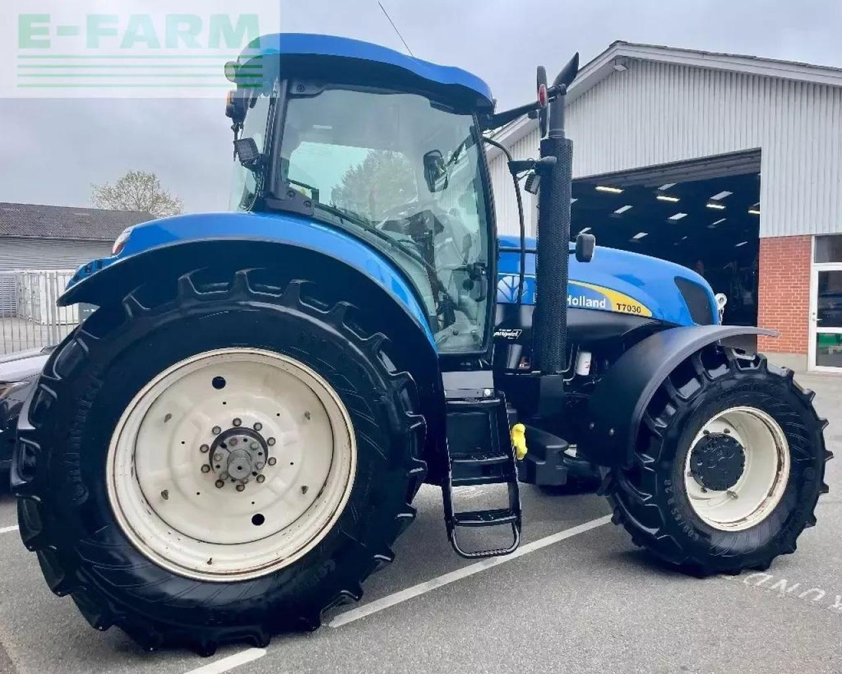 New Holland t 7030 - Traktors: foto 5 New Holland t 7030 - Traktors: foto 5