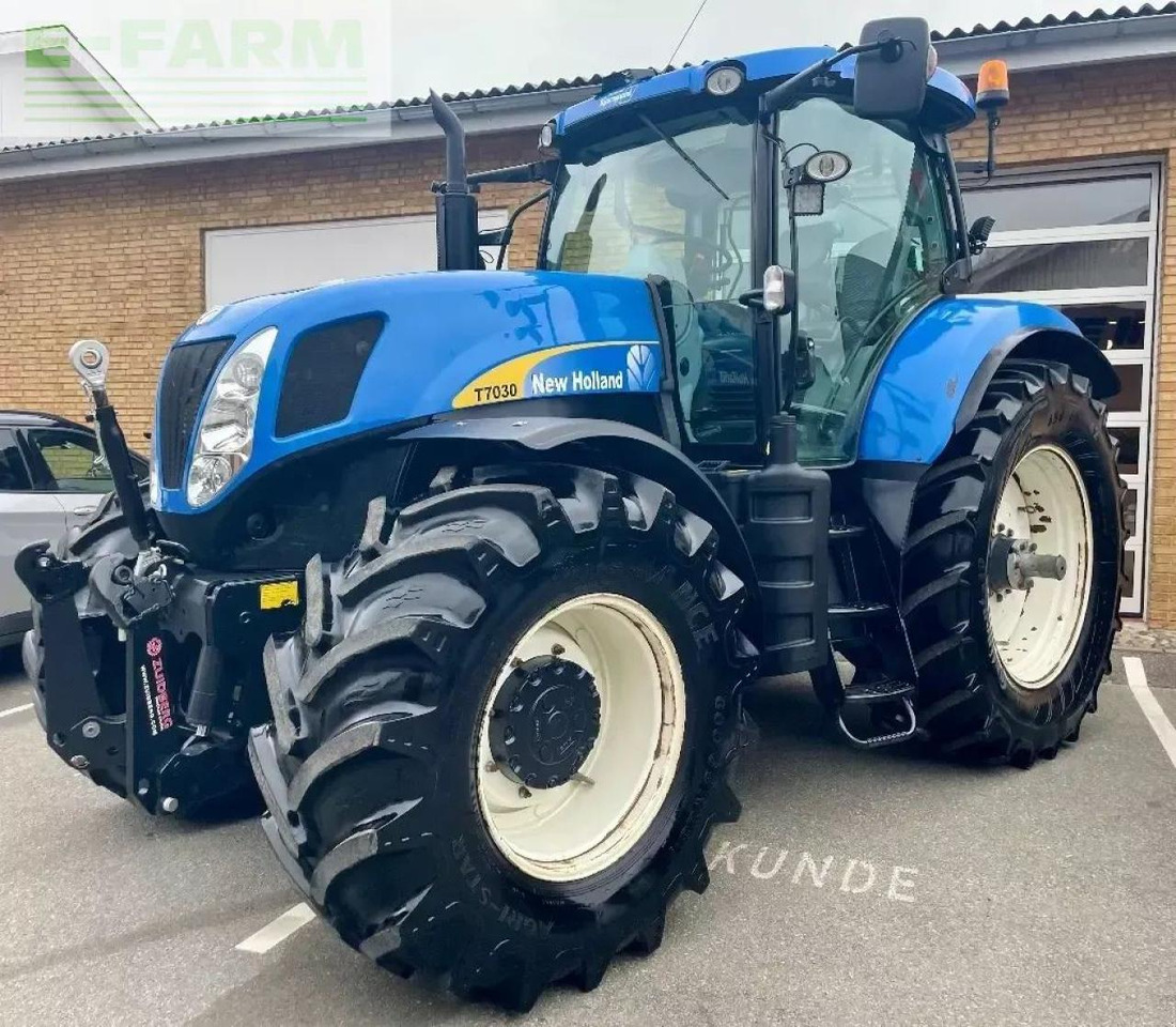 New Holland t 7030 - Traktors: foto 1 New Holland t 7030 - Traktors: foto 1