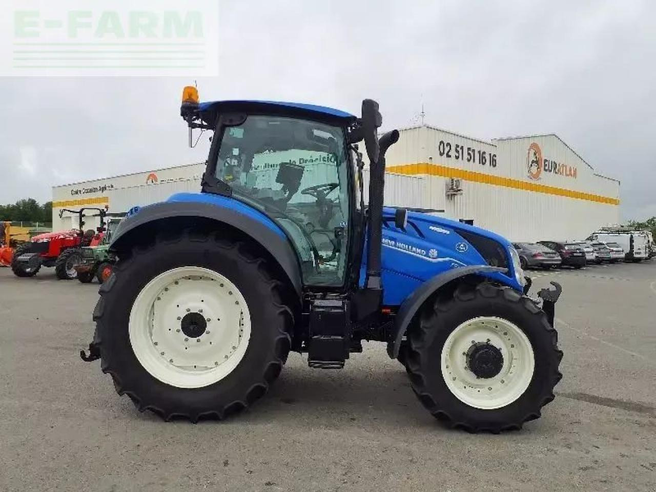 New Holland t5-130ac AC - Traktors: foto 1 New Holland t5-130ac AC - Traktors: foto 1
