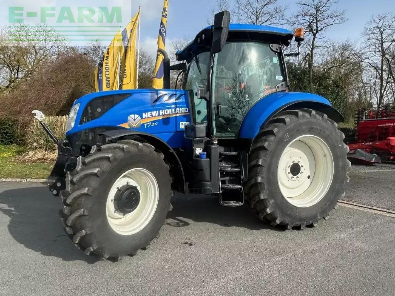 New Holland t7.210 classic - Traktors: foto 1 New Holland t7.210 classic - Traktors: foto 1