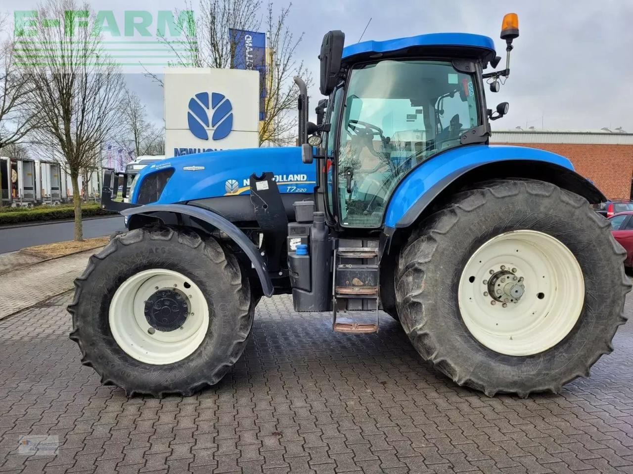 New Holland t7.220 ac - Traktors: foto 1 New Holland t7.220 ac - Traktors: foto 1