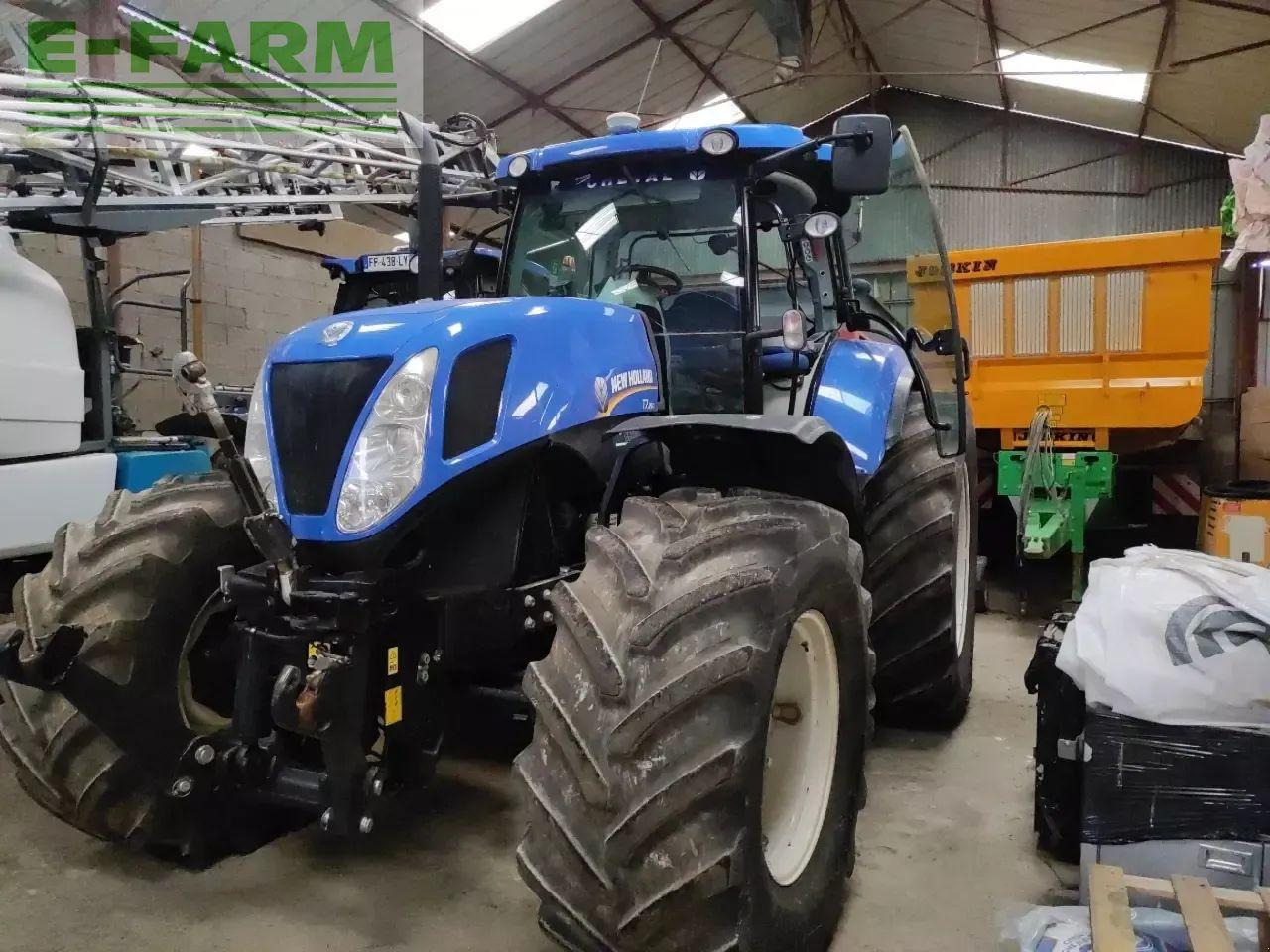 New Holland t7.260 pc sw - Traktors: foto 1 New Holland t7.260 pc sw - Traktors: foto 1