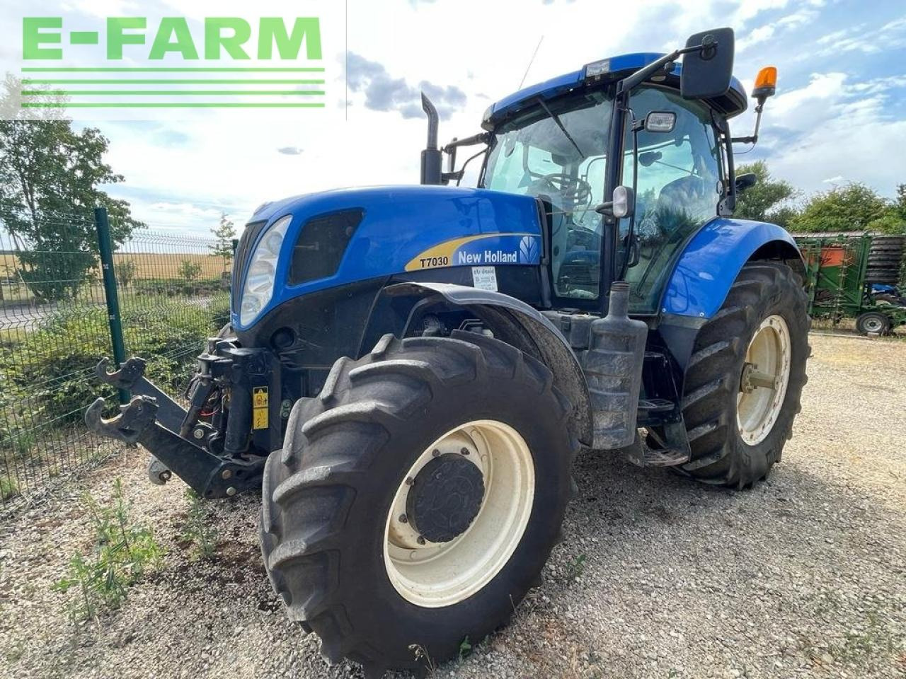 New Holland t7030 - Traktors: foto 1 New Holland t7030 - Traktors: foto 1