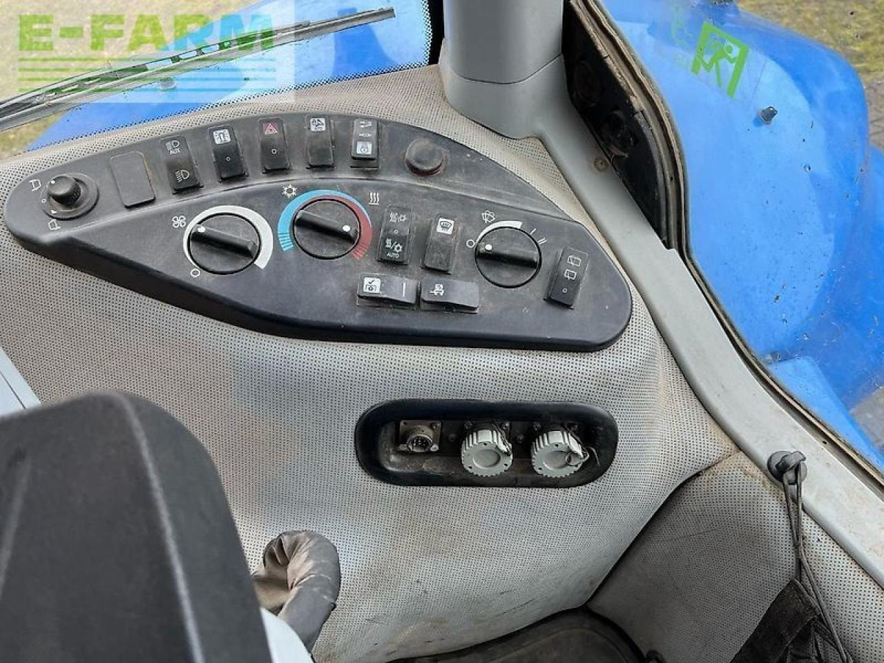 Traktors New Holland t8.380: foto 12