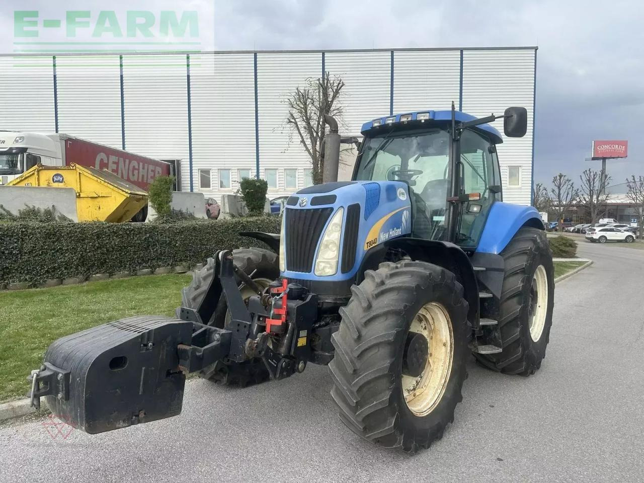 New Holland t8040 - Traktors: foto 1 New Holland t8040 - Traktors: foto 1