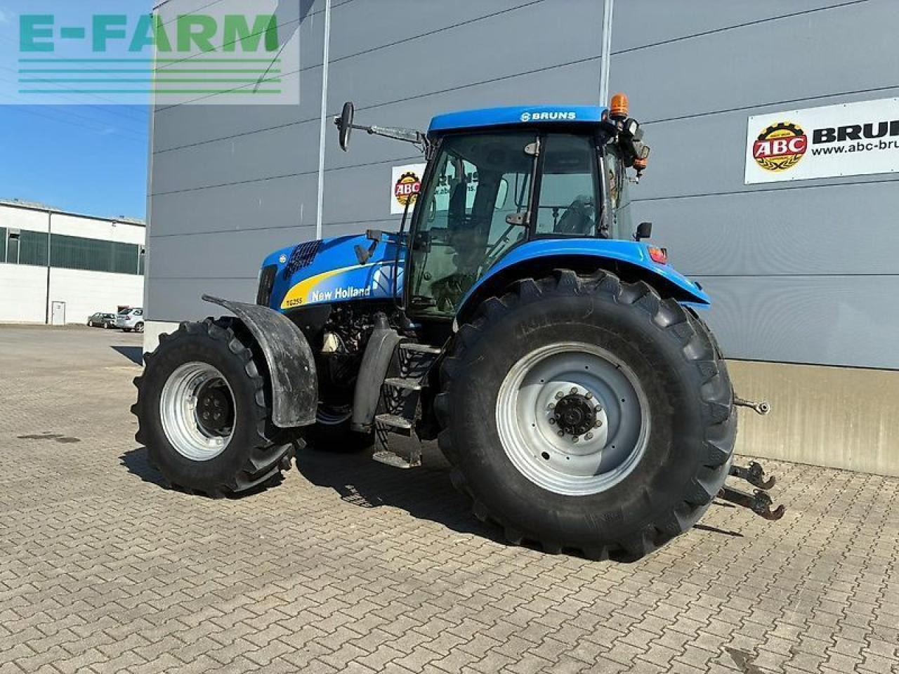 New Holland tg 255 - Traktors: foto 2 New Holland tg 255 - Traktors: foto 2