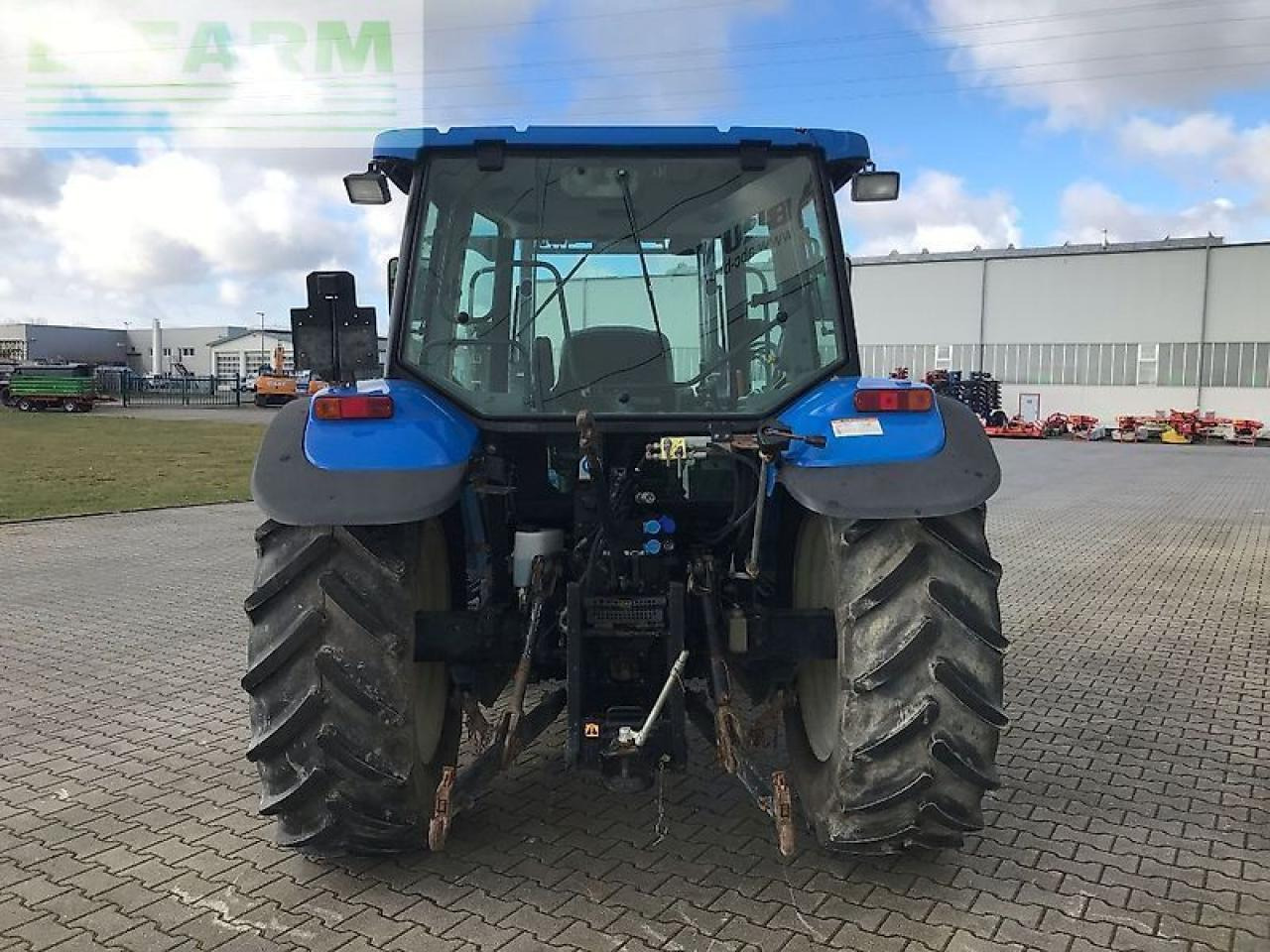 New Holland tl 90 a dt A - Traktors: foto 3 New Holland tl 90 a dt A - Traktors: foto 3