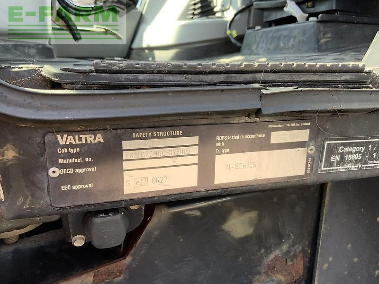 Traktors Valtra n123 hi tech tractor with roof mounted botex 560tl crane (st23285): foto 22