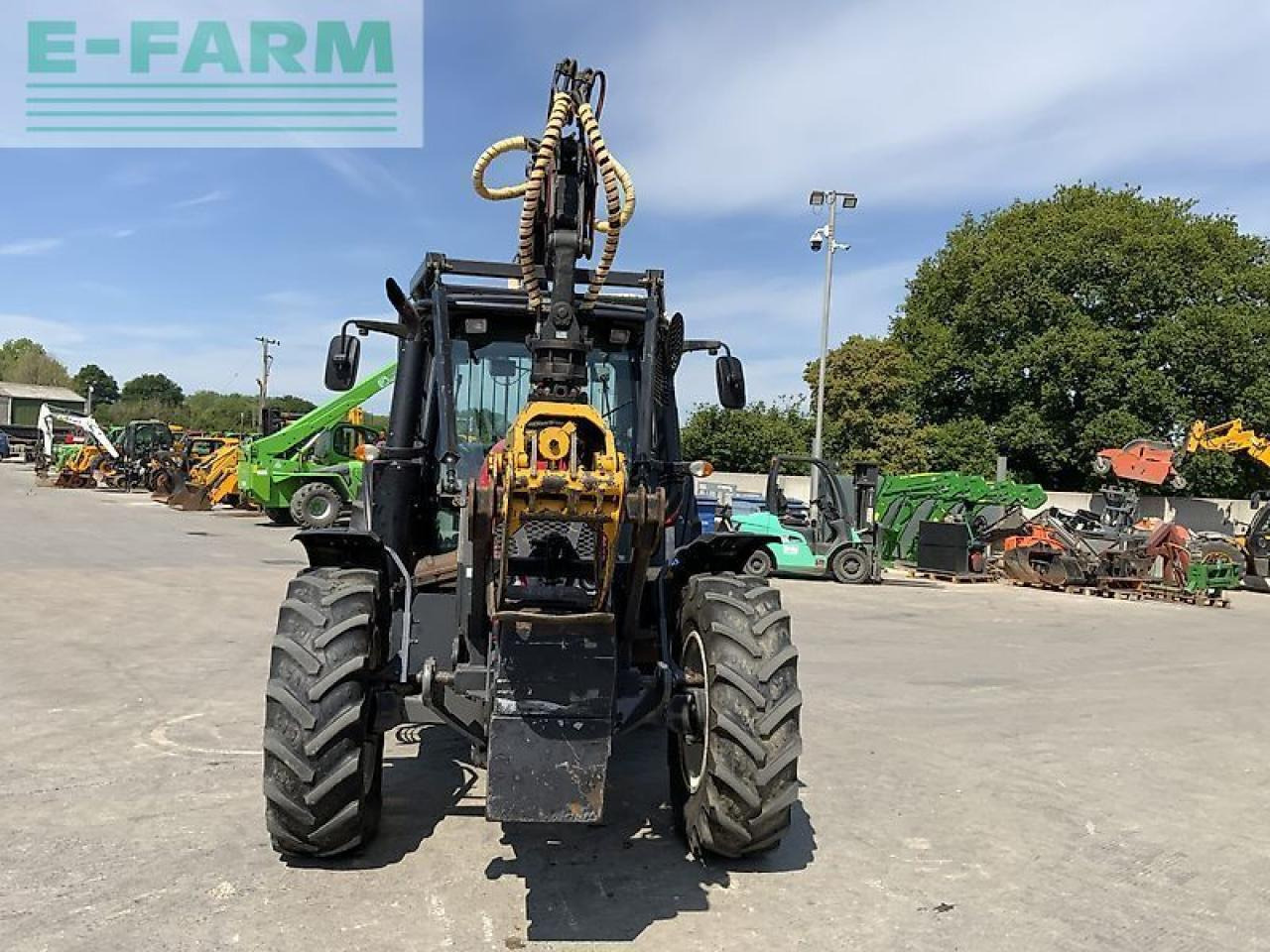 Valtra n123 hi tech tractor with roof mounted botex 560tl crane (st23285) - Traktors: foto 4 Valtra n123 hi tech tractor with roof mounted botex 560tl crane (st23285) - Traktors: foto 4