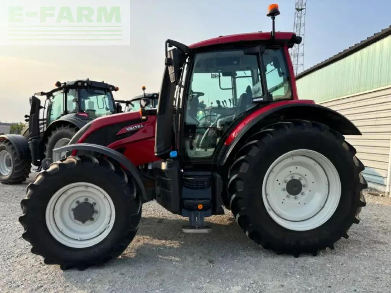 Valtra n135h - Traktors: foto 1 Valtra n135h - Traktors: foto 1