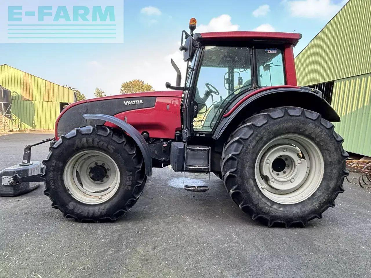Valtra t121 hitech HiTech - Traktors: foto 1 Valtra t121 hitech HiTech - Traktors: foto 1