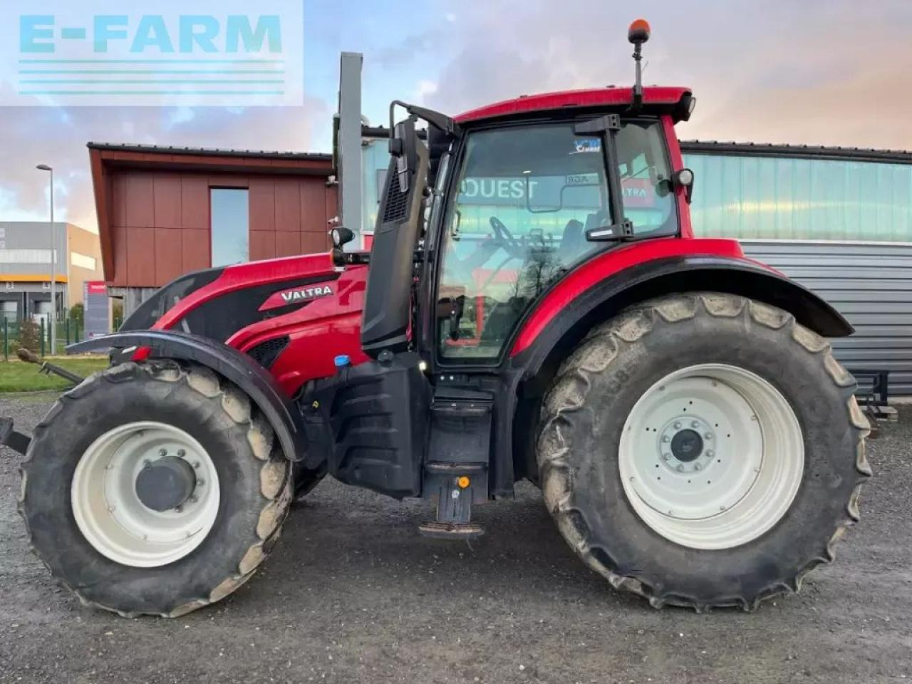 Valtra t144 h - Traktors: foto 1 Valtra t144 h - Traktors: foto 1