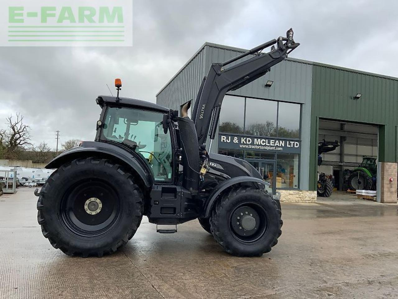 Valtra t174 active unlimited tractor (st25060) - Traktors: foto 1 Valtra t174 active unlimited tractor (st25060) - Traktors: foto 1