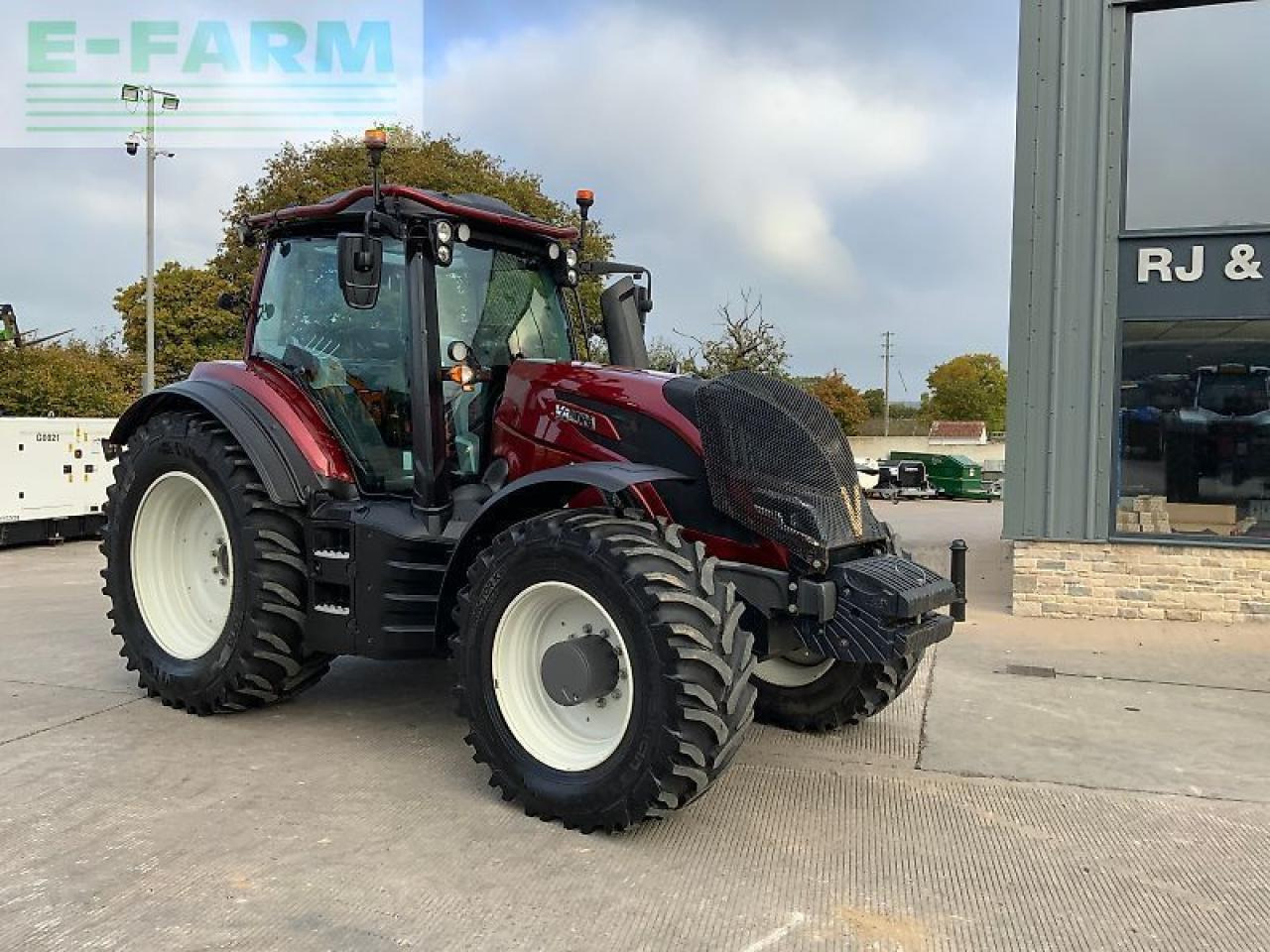 Valtra t235 active twin track reverse drive Active - Traktors: foto 2 Valtra t235 active twin track reverse drive Active - Traktors: foto 2
