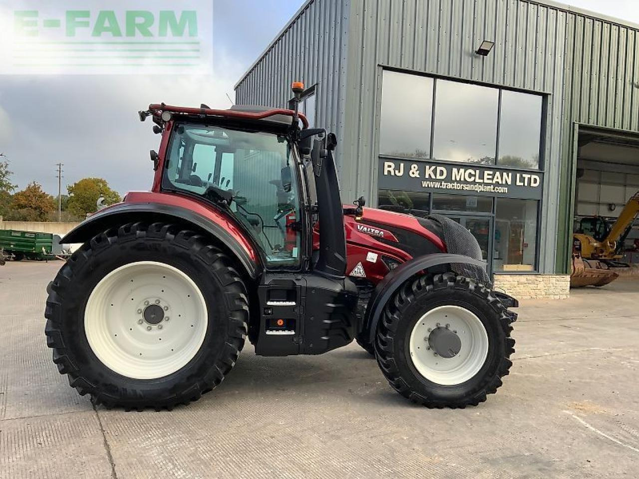 Valtra t235 active twin track reverse drive Active - Traktors: foto 1 Valtra t235 active twin track reverse drive Active - Traktors: foto 1