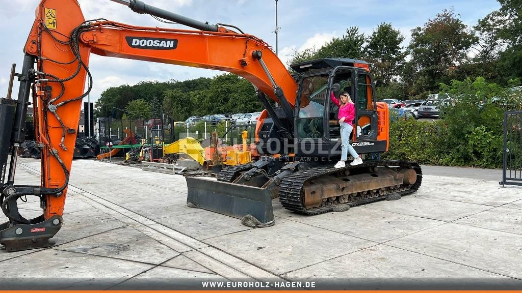 Doosan Kettenbagger DX 235 LCR-5, hyd. SW OilQuick 70-55 - Kāpurķēžu ekskavators: foto 2 Doosan Kettenbagger DX 235 LCR-5, hyd. SW OilQuick 70-55 - Kāpurķēžu ekskavators: foto 2